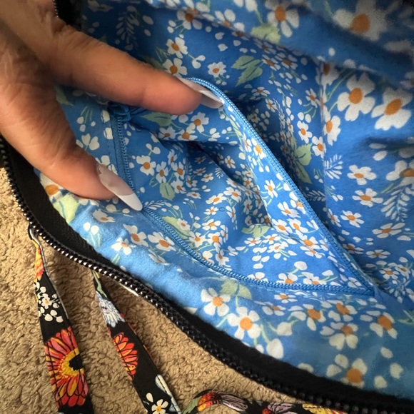 Vera Bradley- Evie Crossbody in Daisies - Picture 12 of 16